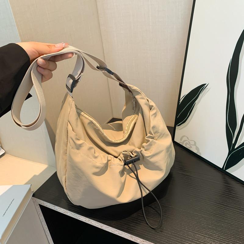 Leisure bag drawstring large capacity shoulder messenger bag summer new versatile fashion go out make-up bag