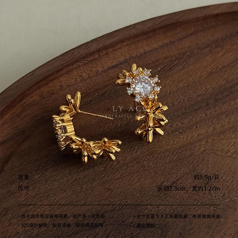 Light and smart three-dimensional flower zircon stud earrings, super flash earrings, elegant and versatile fashion earrings, gorgeous and exquisite