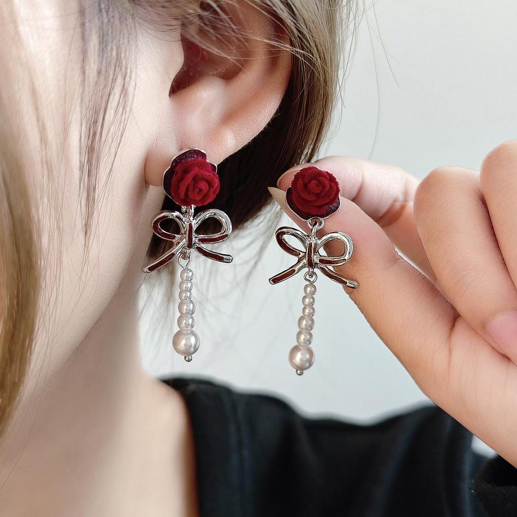 Серьги-пусеты с подвесками в виде капель из жемчуга и красных сердец: Французские ретро винтажные каффы для осени и зимы.