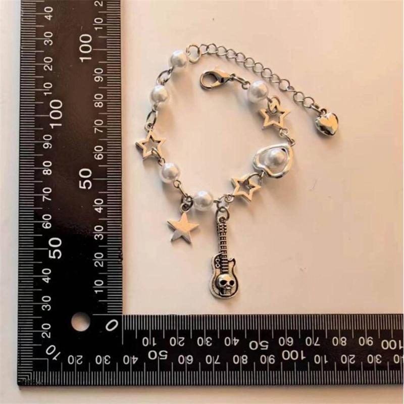Стильный браслет на руку с сердечками, звездами и черепами, модная цепочка на запястье из бусин, ювелирный шарм для меломанов и законодателей моды