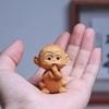 Кипарис скальный Обезьяна Резьба по дереву Цельное дерево Украшения Декор журнального столика Аксессуары для чайного сервиза Чайный питомец Декоративные фигурки