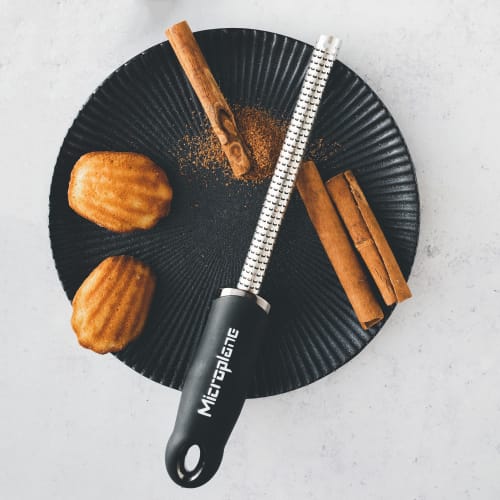 Microplane Premium Series Spice Grater, Officially Imported, 22 X 2.8 X 3.2 Cm, Black, MP-0602