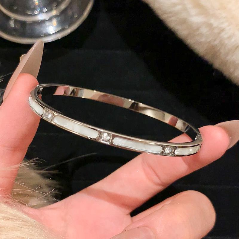 Hot-Selling Titanium Steel Luxury Bracelet Collection: Versatile Design