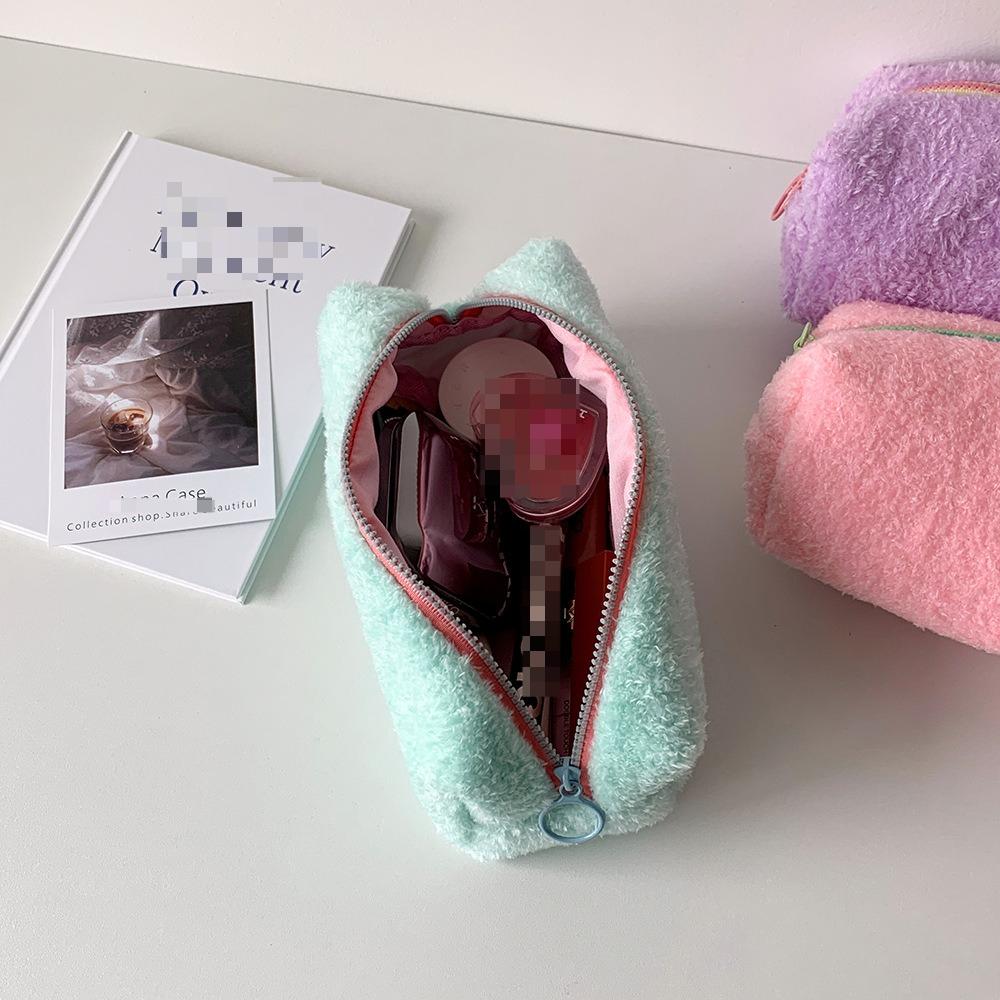 Зимний студенческий плюшевый пенал конфетных цветов Портативная сумка для хранения канцелярских принадлежностей для девочек Корейская дорожная косметичка и сумка для туалетных принадлежностей