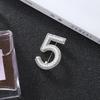 Брошь с 5 цифрами, инкрустированная бриллиантами, для женской моды, Универсальная жемчужная брошь с нишевым дизайном для предотвращения обнажения
