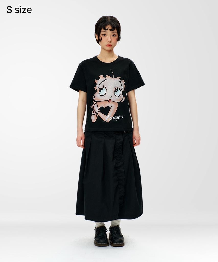 LAUGHER [Betty Boop] Queen T-Shirt - Black