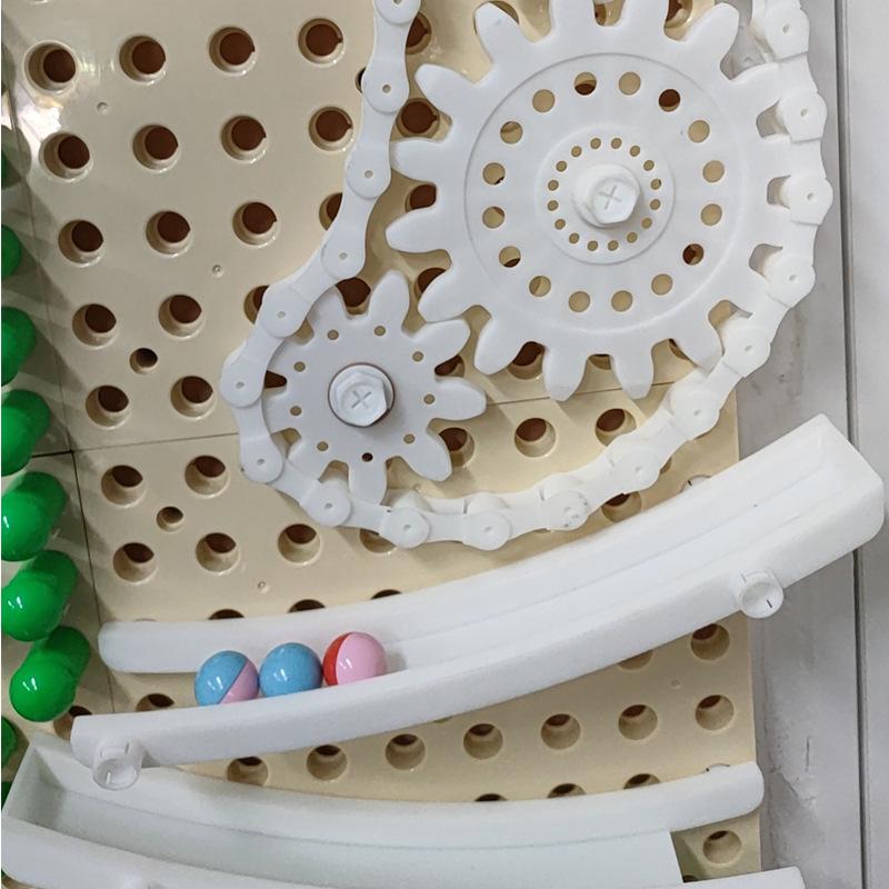 Стена-игрушка с колышками и бусинами: Интерактивные деревянные кубики и игра-украшение для стены для детского сада.