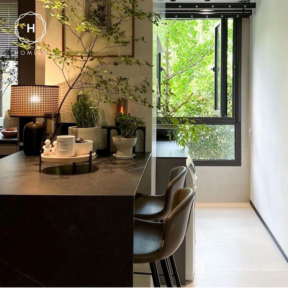 HOMLLY Ротанговая настольная лампа в стиле джапанди с черным основанием