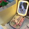 [1 шт. Светодиодная дорожная косметичка] 1 шт. Кожаная дорожная косметичка со светодиодным зеркалом - Перезаряжаемое зеркало для макияжа с подсветкой и регулируемым трехцветным освещением