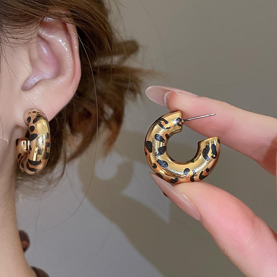 6 Pcs Round Leopard Print Acrylic Stud Earrings for Women Vintage Minimalist C-shaped Circle Resin Ear Studs Jewelry Sets F