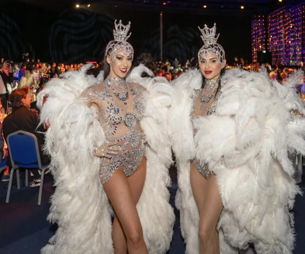 DIY 1-4 Yards Whole Ostrich Feather Boa Fluffy 10-15cm Feathers Strip for Wedding Carnival Party Costume Burlesque Featured Shawl