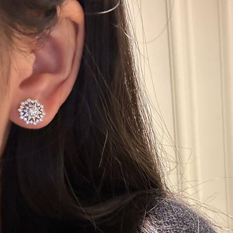 Имитация муассанита Легкая роскошь Полностью бриллиантовое Супер-сияние Снежинка Астролябия Ожерелье Женский кулон Подсолнух Нишевый дизайн Набор серег-пусетов