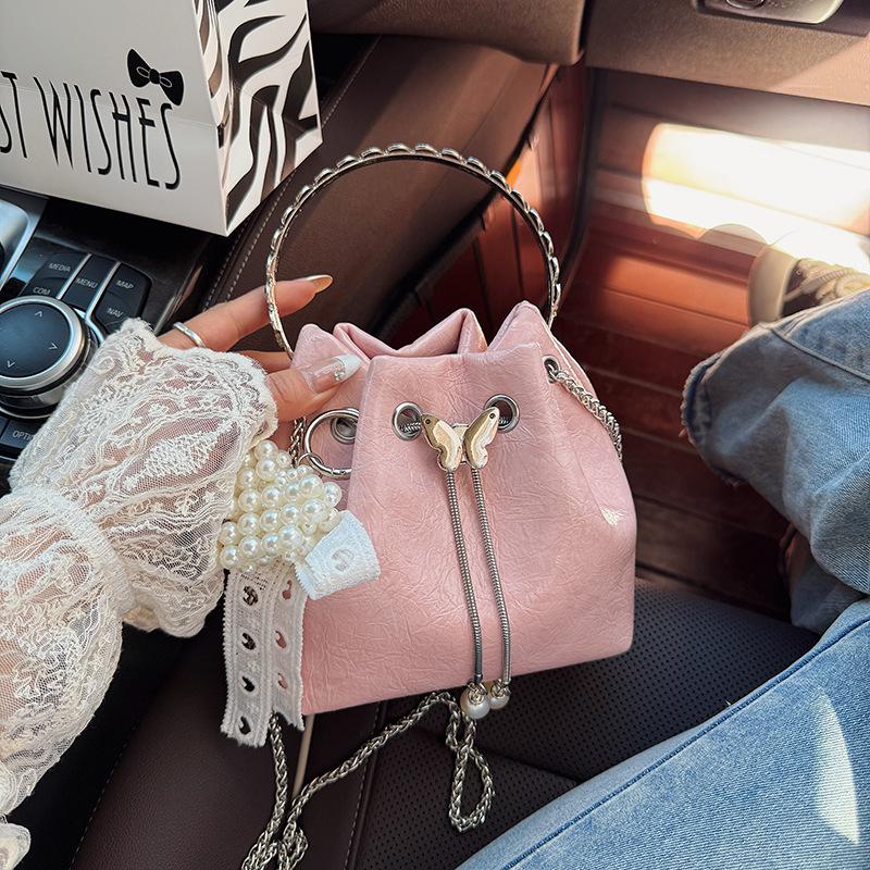 Нишевая дизайнерская сумка женская 2025 новая летняя модная портативная сумка-ведро, универсальная сумка-мессенджер на цепочке для通勤