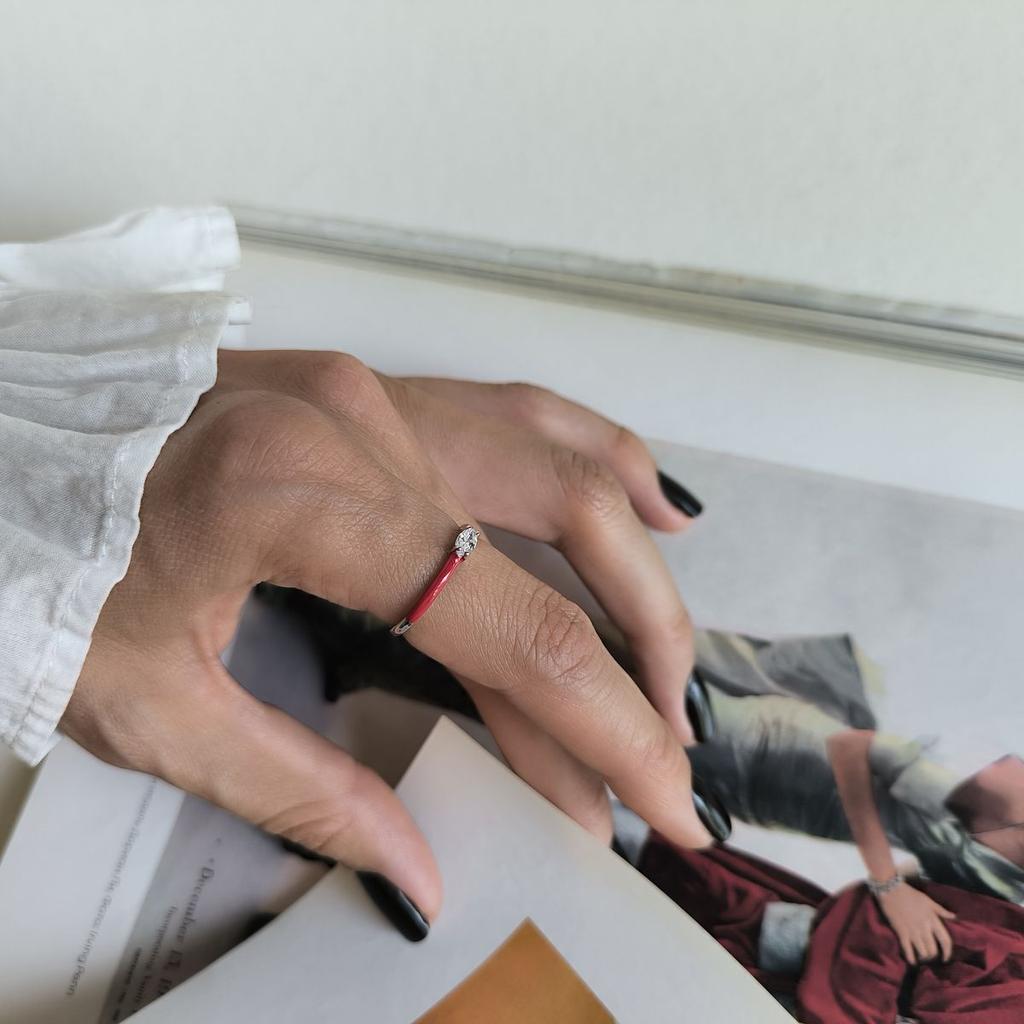 Серебряное кольцо с фианитами, емаллю, вес изделия 1,05 гр (60002236)