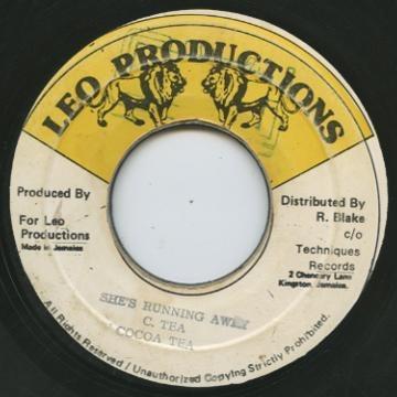 7-дюймовая пластинка COCOA TEA - Она убегает NONE Leo Productions Ямайка Регги, Ска и Даб Б/У