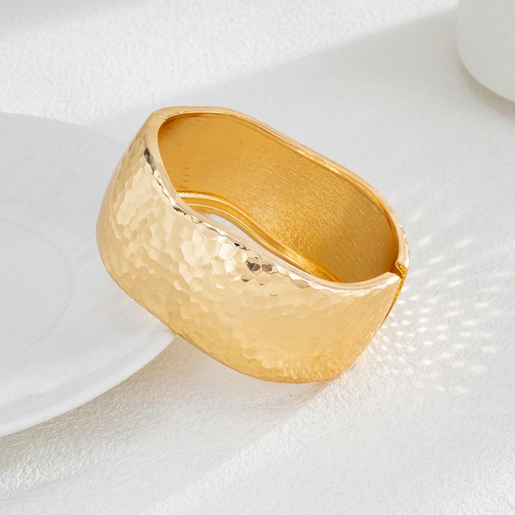 Jewelry 2025 New Alloy Bracelet Women's High Color Retention Electroplating Hammer Pattern Bracelet