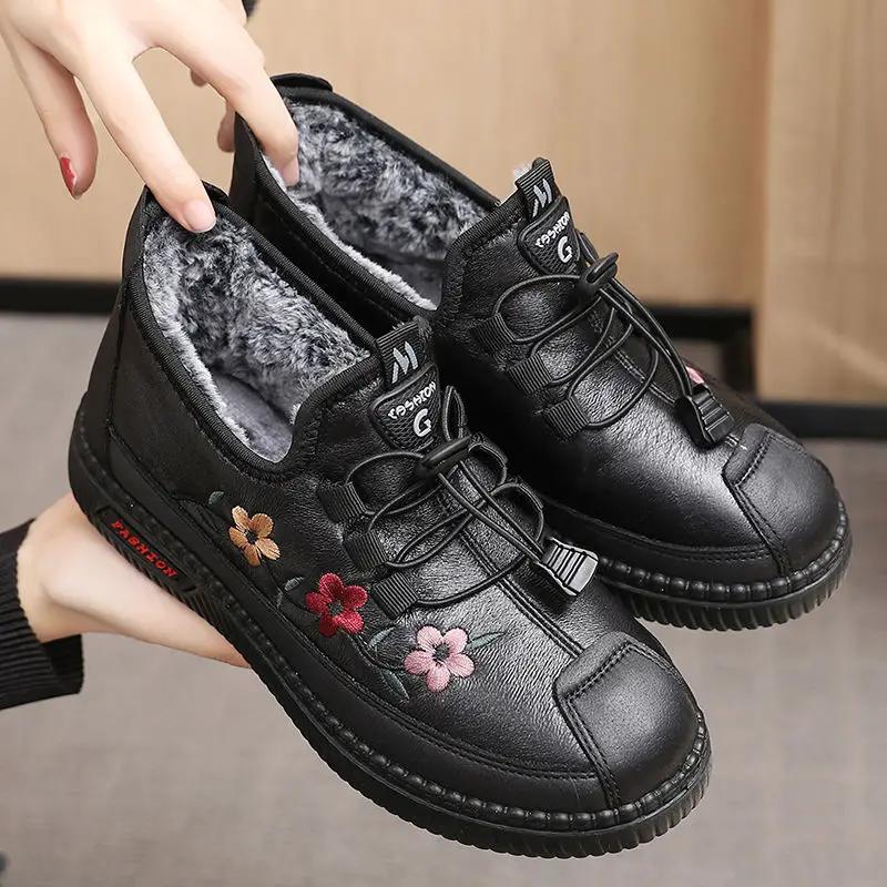 Leather Fur Moccasins Women Sport Sneaker for Elderly Female Soft Warm Comfortable Loafers 2024