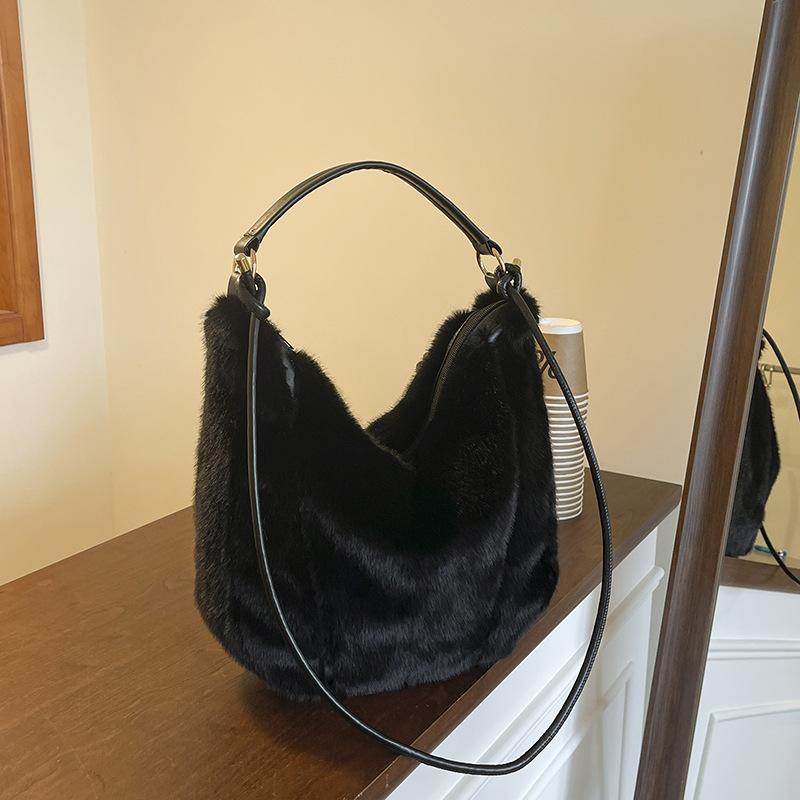 Новая плюшевая сумка-тоут ведро женская 2025 модная зарубежная высококлассная сумка на плечо нишевый тренд повседневная женская сумка
