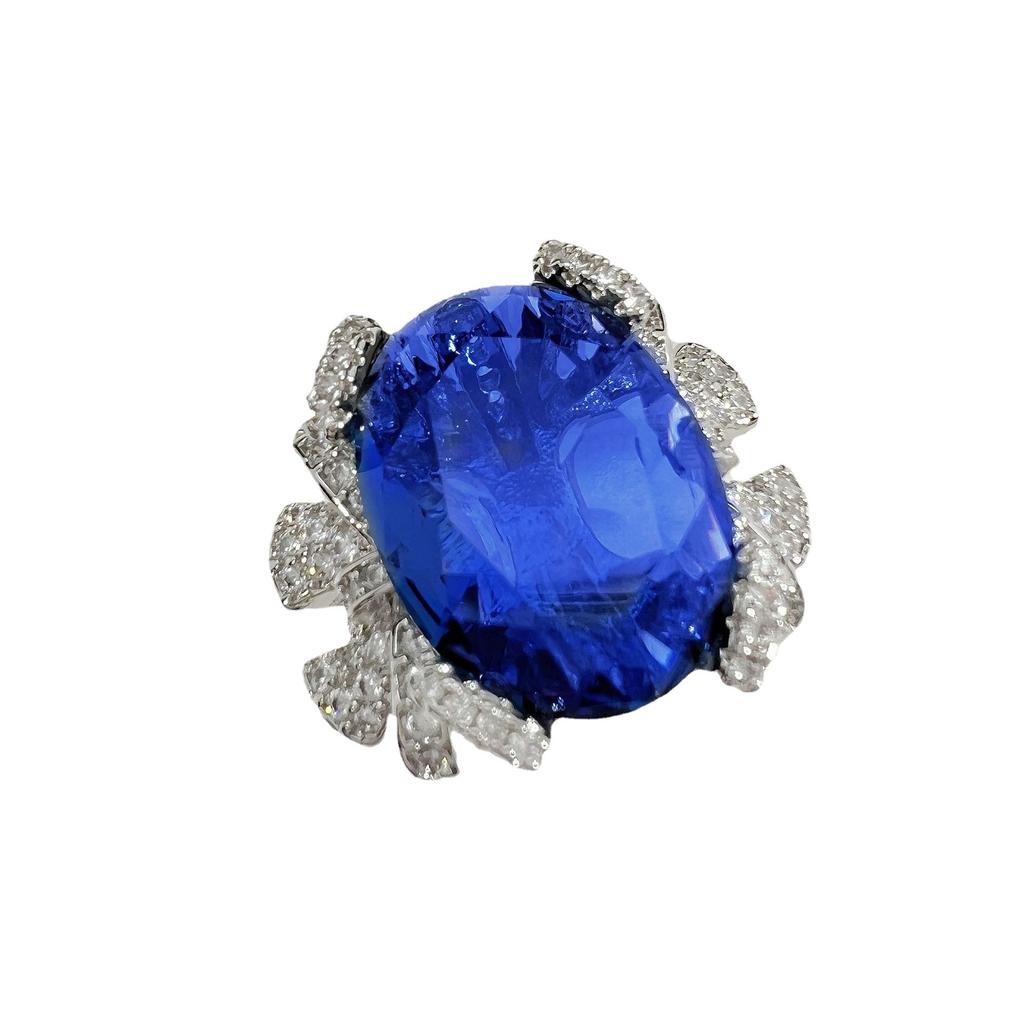 Кольцо «Каменное голубиное яйцо» с бриллиантом и бантом