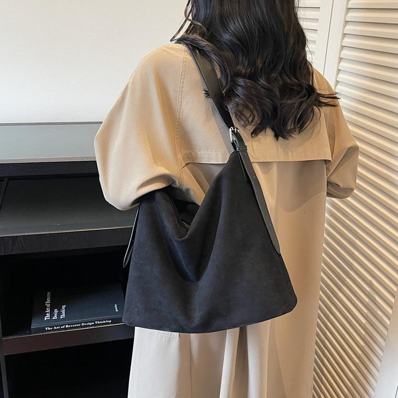 Замшевая сумка женская большой вместимости 2025 новая осенне-зимняя ретро сумка через плечо, сумка-мессенджер, сумка-тоут для通勤, сумка-ведро