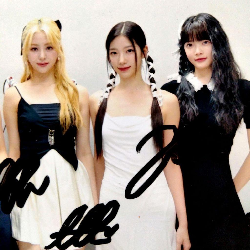 [Б/У] Распродано...Фото размера L с автографом Люцерафима...3