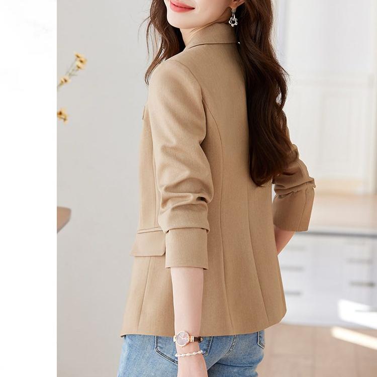 Модный и элегантный женский короткий пиджак на все случаи жизни