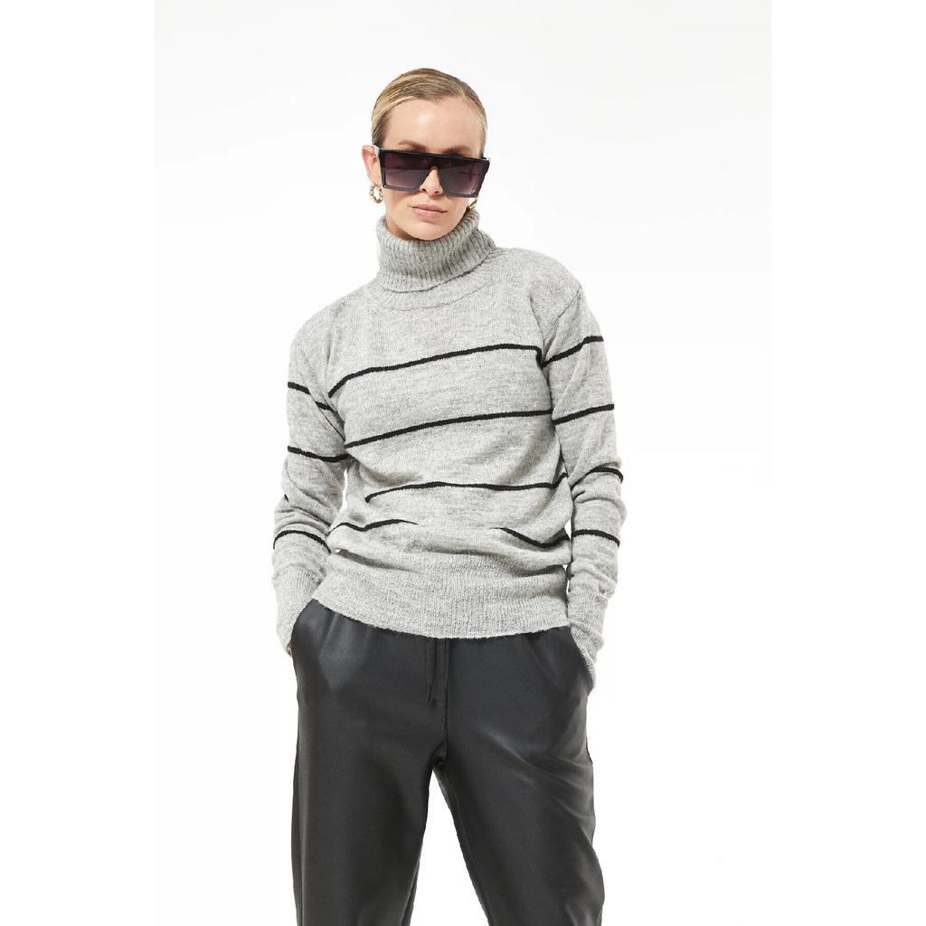 Женский трикотажный свитер с регулируемым узором и завязками по бокам