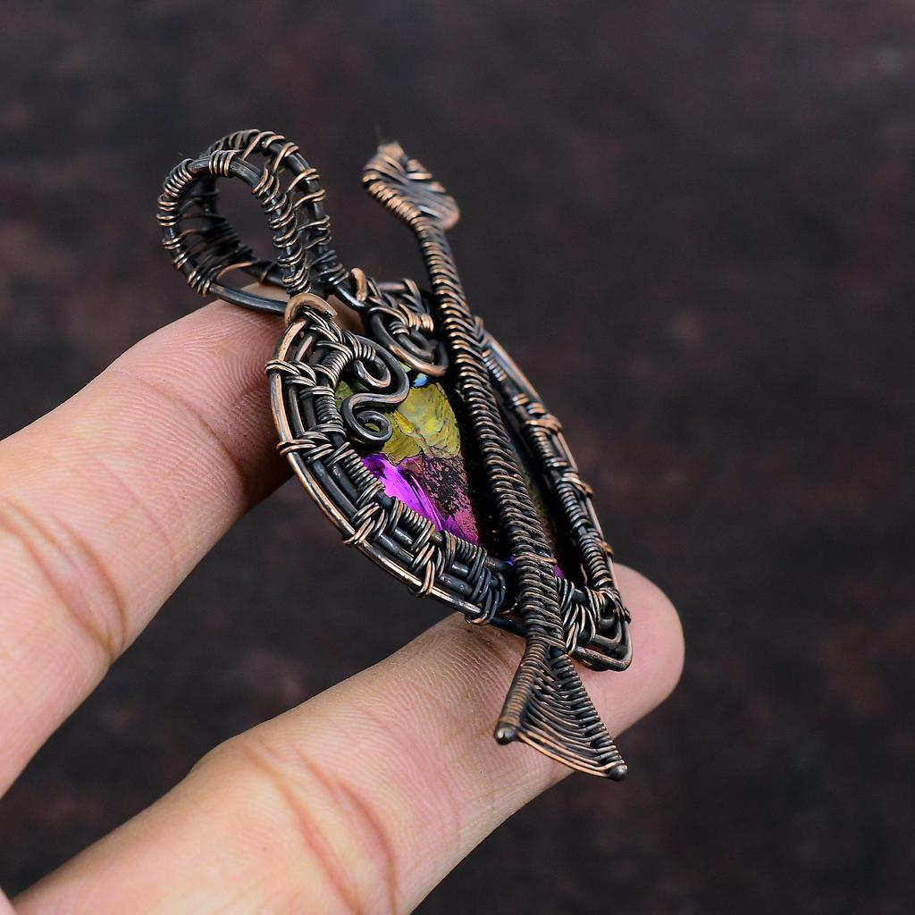 Титановый кулон "Друзы", кулон в медной проволоке, уникальный кулон с драгоценным камнем, медная проволока ручной работы, ювелирный подарок для него, кулон в форме сердца и стрелы