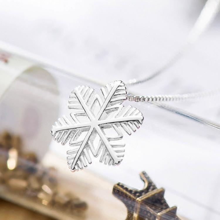 Mori Style Fresh Leaf & Snowflake Pendant Clavicle Necklace