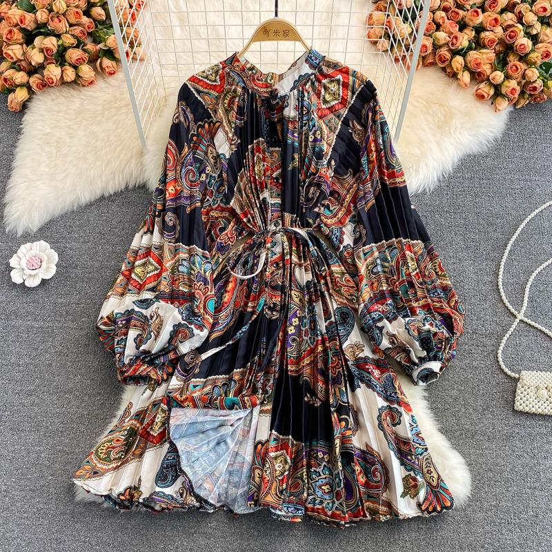 RUGOD Весна и осень популярно в Европе и Америке. Свободное атласное платье средней длины с принтом и круглым вырезом.