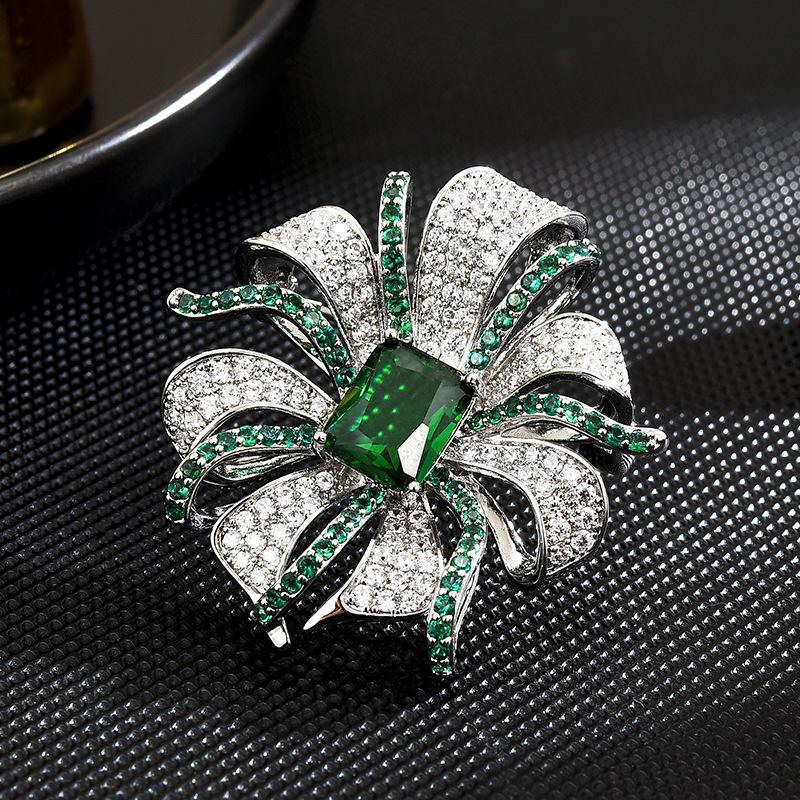 SUYU 2024 New Fashionable Elegant And Unique Design Retro And Exquisite Flower Brooch Women's Luxury Brooch Accessories Pins