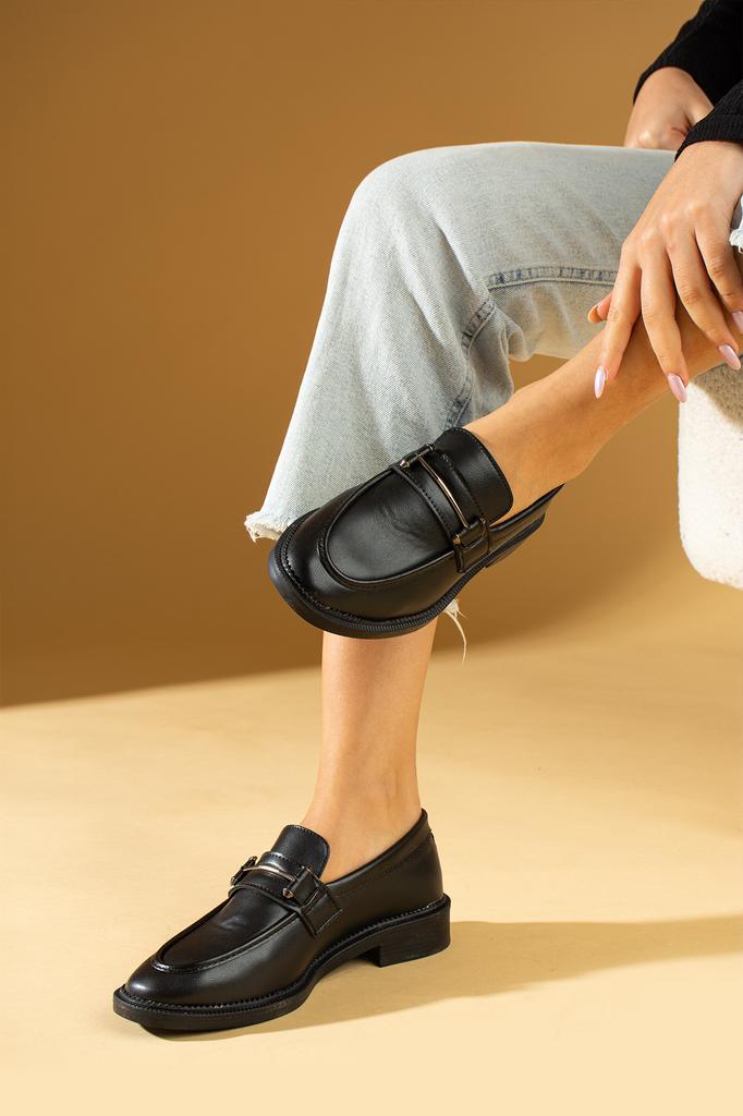 Удобные женские лоферы из металла с аксессуарами 024-786-24