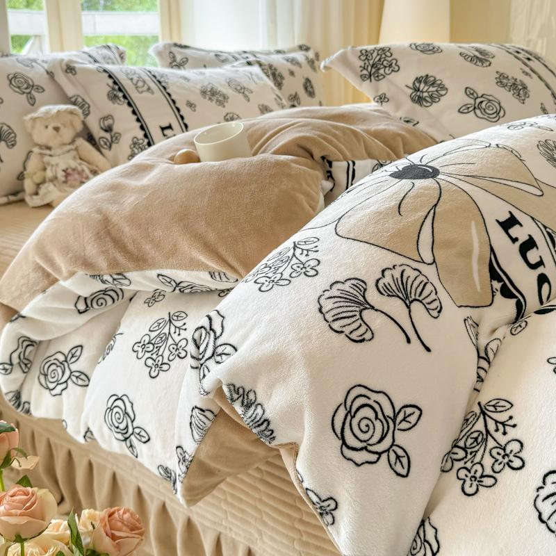 Mei Yun Ge Little Fresh Milk Velvet Bed Cover Four Piece Set