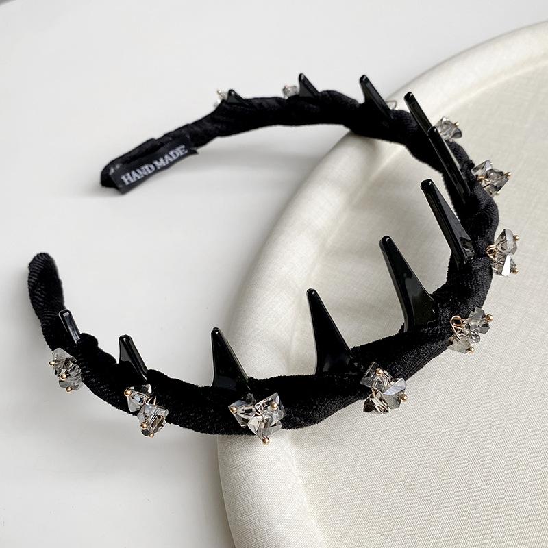 Элегантная волнистая повязка на голову со стразами и нескользящими зубцами для стильной прически