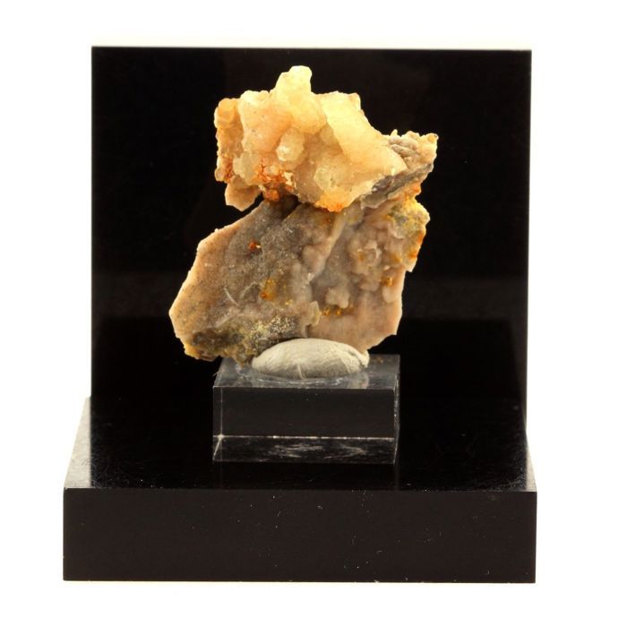 Pierres et Minéraux. Calcite. 37.0 ct. Luzy, Nièvre, France.
