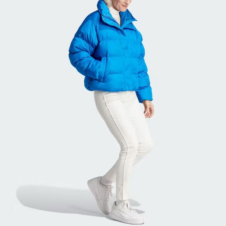 adidas Короткая веганская куртка-пуховик Originals с воротником-стойкой и однотонным логотипом, женская верхняя одежда синего цвета IJ8234