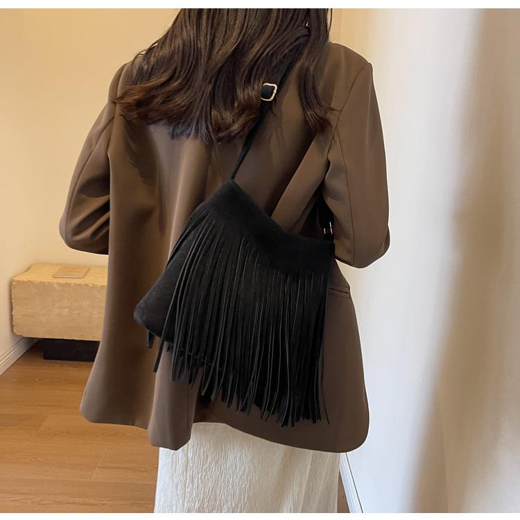 Женская сумка через плечо с кисточками через плечо