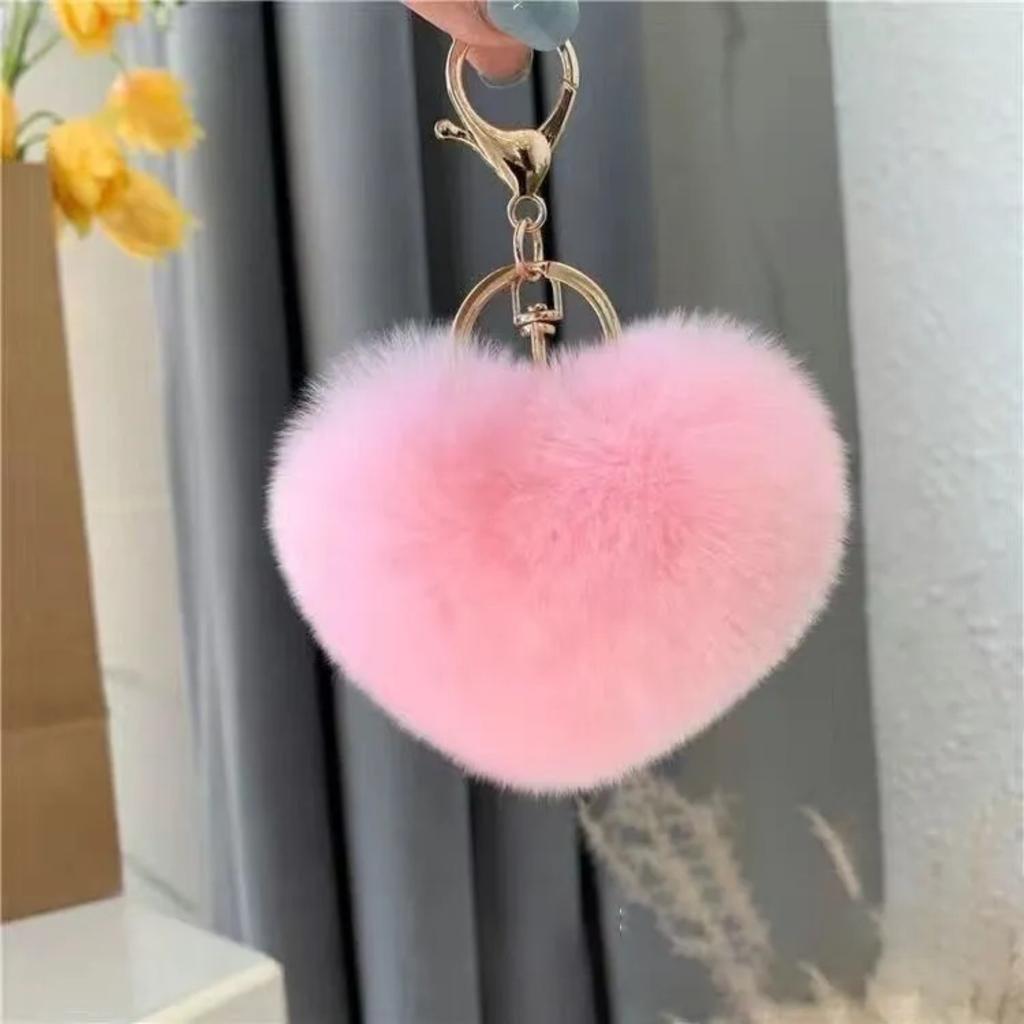 Брелок с искусственным помпоном в форме сердца для сумочки в машине, пушистые брелоки для рюкзаков, аксессуаров для кошелька