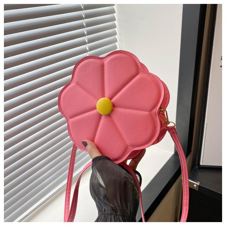 Корейская версия персонализированного цветка 2024 года, летний однотонный новый дизайн с отступом, модная сумка через плечо в иностранном стиле для женщин