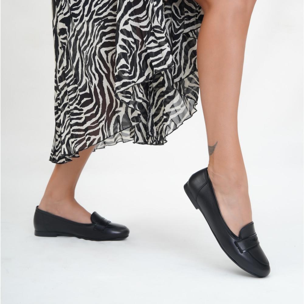 Черные женские кожаные туфли на плоской подошве из натуральной кожи