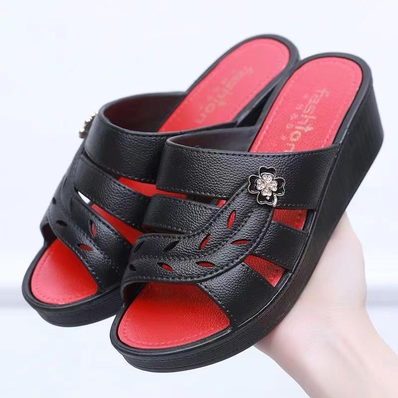 2024 Летние женские тапочки ПВХ Ажурные тапочки Туфли для мам среднего возраста Сандалии для отдыха Модные тапочки на танкетке на платформе