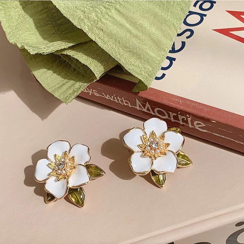 Asymmetric Gardenia Flower Earrings for Women Fashion Jewelry Trendy Luxury Pearl Women's Stud Earrings