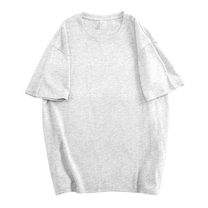 Женская футболка из чистого хлопка с короткими рукавами, гладким бортом, пришитым воротником сзади и спущенными плечами.