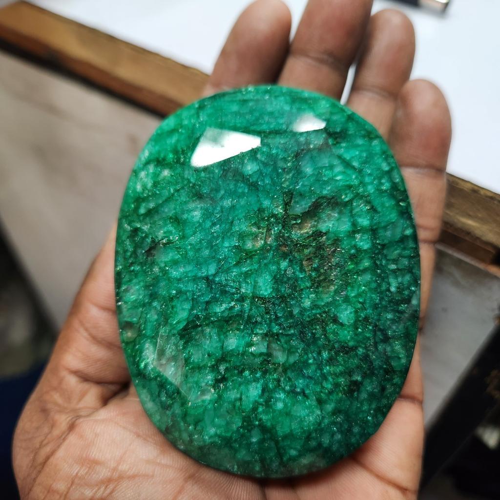 Natural Big Size Oval Cut Green Emerald 1900 Ct Loose Earth Mined Gemstone