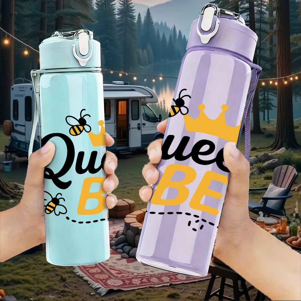 1PC Queen Bee Bumblebee Text Print 750ml Color Plastic Sports Water Bottle Leakproof Flip Straw Lid Suitable for Sports Office Home Use