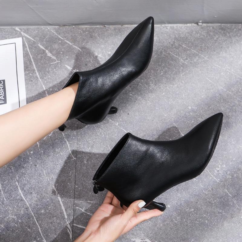 Черные женские кожаные полусапожки на высоком каблуке-шпильке с бархатной подкладкой и молнией сзади