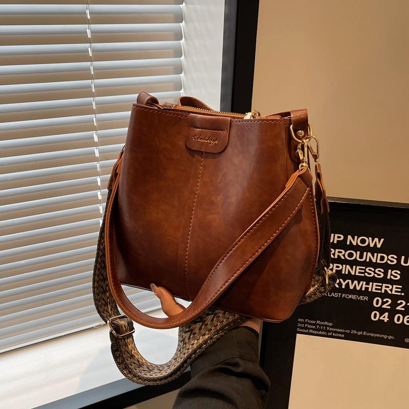 Сумка женская 2024 года, новая модная осенне-зимняя универсальная сумка-ведро для поездок на работу, премиальная текстурированная сумка через плечо