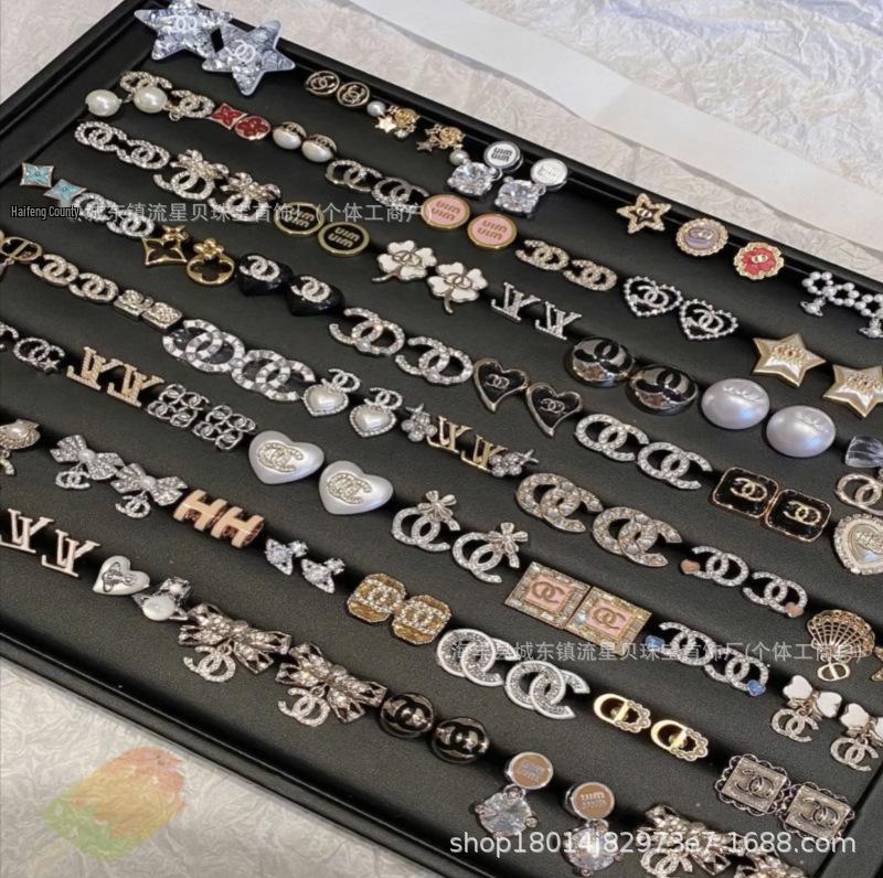 Серьги-пусеты Xiangjia Xiangnainai с двойным C, инкрустированные жемчугом и бриллиантами - Шикарный и элегантный стиль для женщин