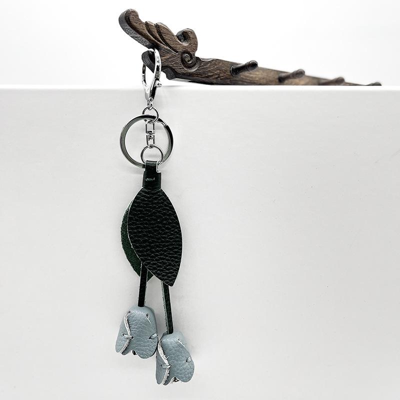 Брелок-подвеска ручной работы из натуральной кожи в виде тюльпана