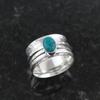 Созданное в лаборатории кольцо с бирюзовым драгоценным камнем Ювелирные изделия ручной работы Spinner Band, богемное кольцо Массивные украшения Подарок на помолвку Юбилейные украшения Подарок унисекс
